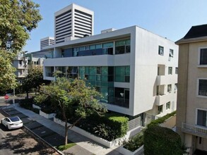 1545 Bentley Avenue, in Los Angeles, CA - Foto de edificio - Building Photo