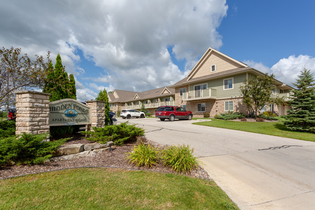 Hidden Ponds Apartments in Pewaukee, WI - Building Photo - Building Photo