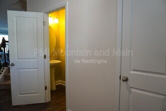 210 Creekview Rd in Hendersonville, NC - Foto de edificio - Building Photo