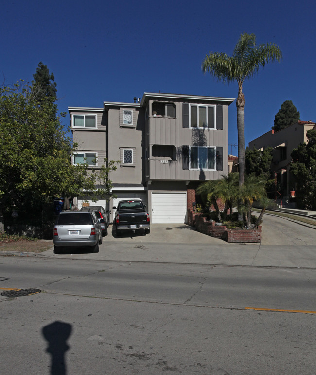 3373 Rowena Avenue in Los Angeles, CA - Foto de edificio - Building Photo