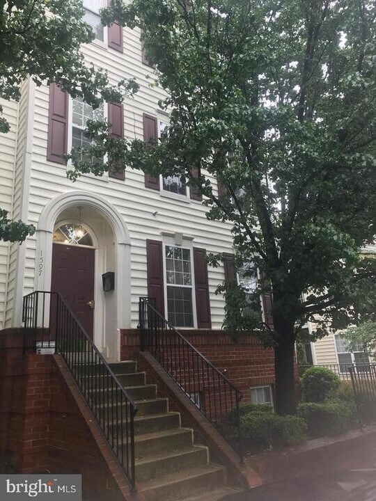 1597 Leeds Castle Dr in Vienna, VA - Building Photo