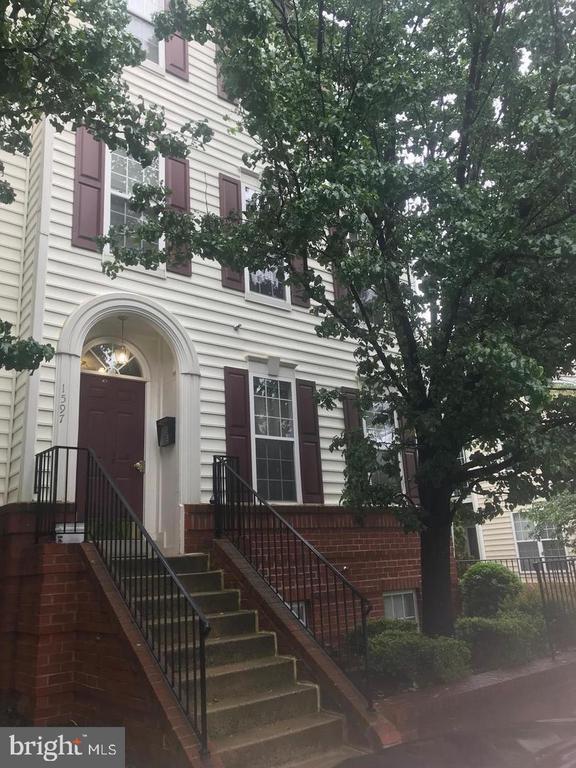 property at 1597 Leeds Castle Dr