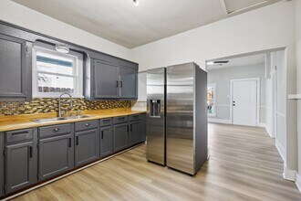 2332 E Houston St in San Antonio, TX - Foto de edificio - Building Photo