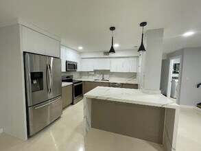 7021 SW 105th Ct in Miami, FL - Building Photo - Building Photo