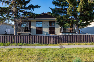 7915B Bowness Rd NW in Calgary, AB - Building Photo - Building Photo