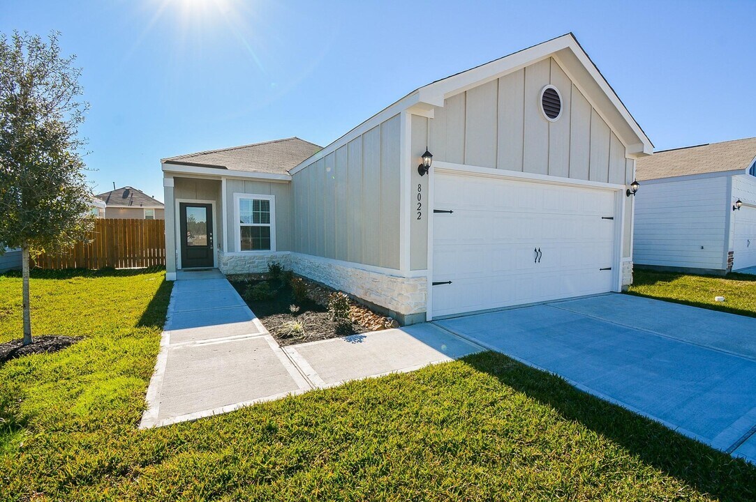 8022 Burnt Orchid Dr in Houston, TX - Building Photo