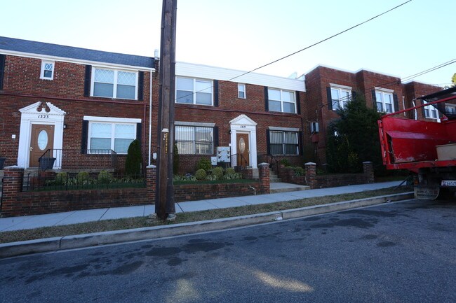 1319 Downing Pl NE in Washington, DC - Foto de edificio - Building Photo