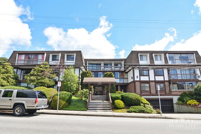 1444 Martin St in White Rock, BC - Building Photo - Building Photo