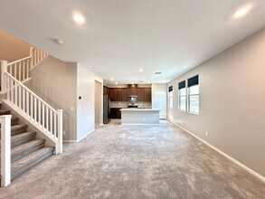 483 Fairview Hills St in Las Vegas, NV - Building Photo - Building Photo