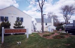 Stonington Arms in Pawcatuck, CT - Foto de edificio