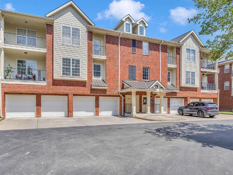 3201 Aspen Grove Dr in Franklin, TN - Building Photo