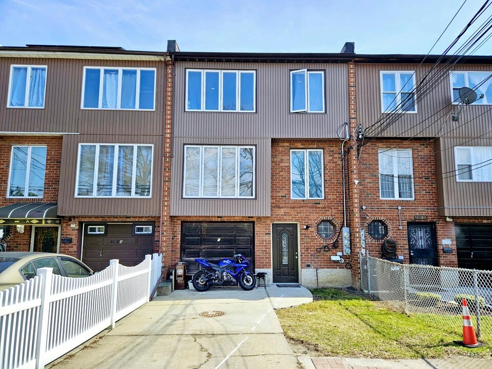 147-47 231st St in Queens, NY - Building Photo