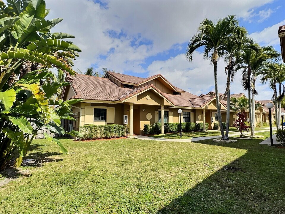 2652 Riverside Dr in Coral Springs, FL - Building Photo