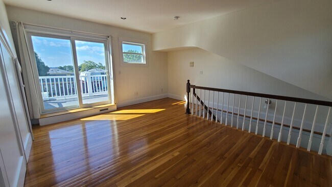 599 E 6th St, Unit 2 in Boston, MA - Foto de edificio - Building Photo