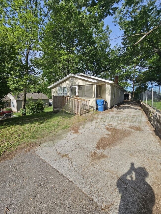 128 S High St in Sugar Creek, MO - Building Photo - Building Photo