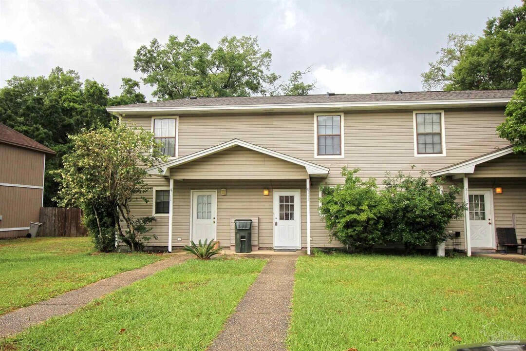 8113 Stonebrook Dr in Pensacola, FL - Building Photo