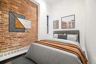 328 E 4th St, Unit A in New York, NY - Building Photo - Building Photo
