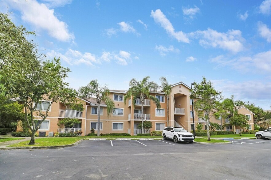 171 SW Palm Dr in Port St. Lucie, FL - Building Photo