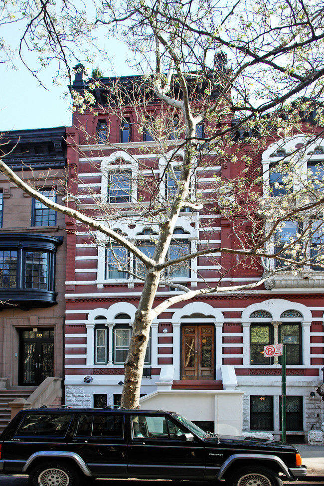 131 W 78th St in New York, NY - Foto de edificio - Building Photo