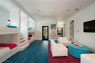 688 3rd St N in Naples, FL - Building Photo - Building Photo