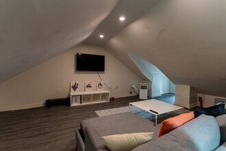 210 Wilson St in Hamilton, ON - Building Photo - Building Photo