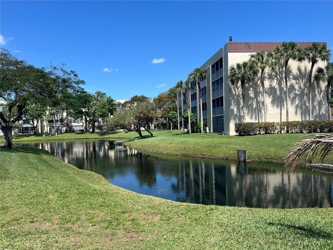 3301 NW 47th Ter, Unit 203 in Lauderdale Lakes, FL - Building Photo - Building Photo