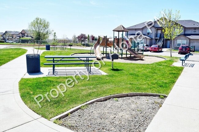 1039 W Pine Ave in Meridian, ID - Building Photo - Building Photo