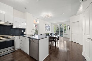 2284 Rue Victoria in Lachine, QC - Building Photo