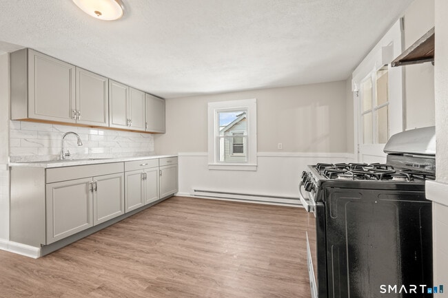 63 Park Ave in Enfield, CT - Building Photo - Building Photo