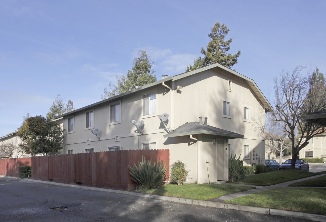 961 Del Rio Dr in Hollister, CA - Foto de edificio