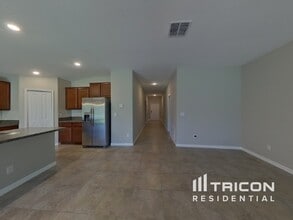 17224 White Mangrove Dr in Wimauma, FL - Building Photo - Building Photo