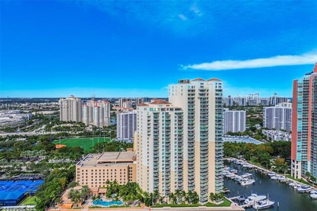 3330 NE 190th St in Aventura, FL - Building Photo - Building Photo