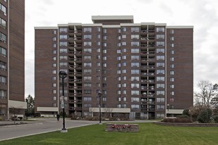 Willow Walk Estate in Mississauga, ON - Building Photo