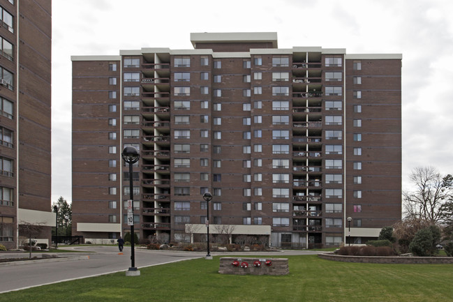 Willow Walk Estate in Mississauga, ON - Building Photo - Primary Photo