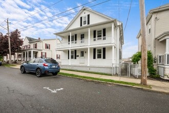 629 Wood St, Unit 1st Wood Street in Bristol, RI - Building Photo - Building Photo