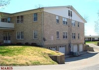 627 Broadmoor Dr in Chesterfield, MO - Foto de edificio - Building Photo