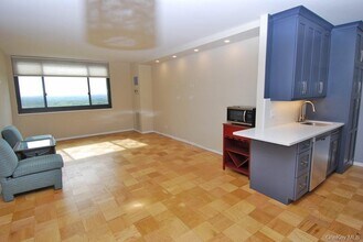 269-10 Grand Central Pkwy in Queens, NY - Building Photo - Building Photo