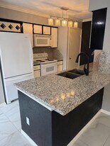 2211 S Kirkwood Rd in Houston, TX - Building Photo