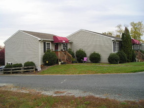 Summerwind Villa Apartments in Moneta, VA - Foto de edificio - Building Photo