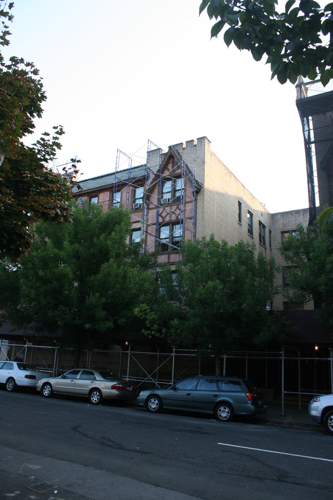 1570 Leland Ave in Bronx, NY - Foto de edificio - Building Photo