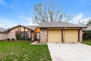 16311 Alametos Dr, Unit 517 in Houston, TX - Building Photo