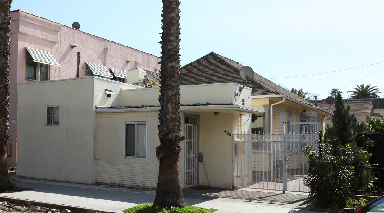 452 W 8th St in Long Beach, CA - Building Photo