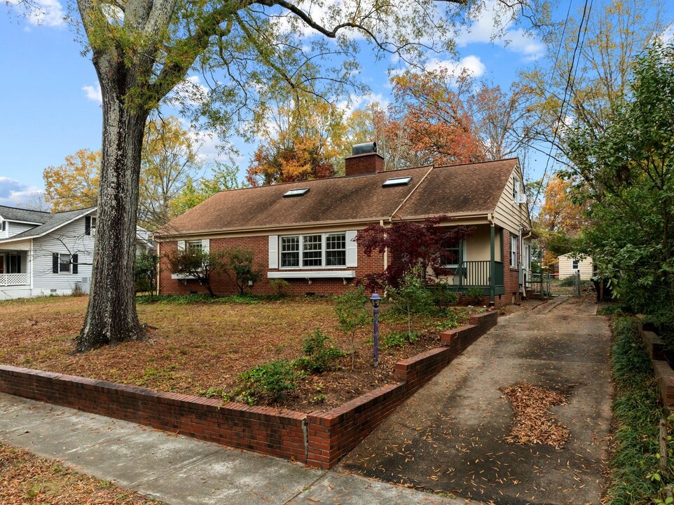 920 W Markham Ave in Durham, NC - Foto de edificio