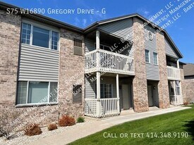 S75W16890-W16890 Gregory Dr in Muskego, WI - Building Photo