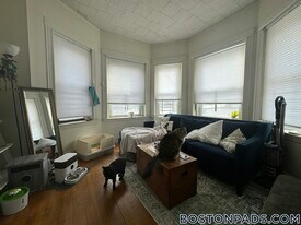 126 Warren St in Boston, MA - Building Photo