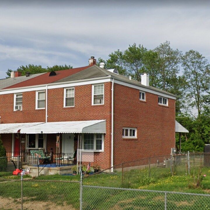 7423 St Patricia Ct in Dundalk, MD - Building Photo