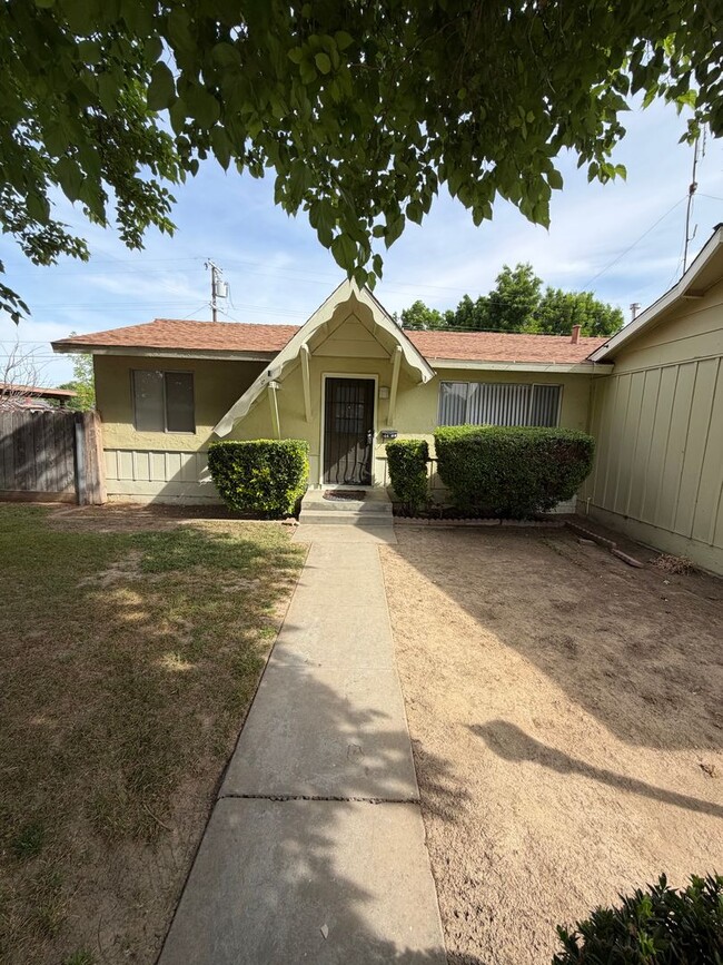 property at 1409 W Roberts Ave