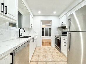 14 Harbour Heights Ln in St Catharines, ON - Building Photo - Building Photo