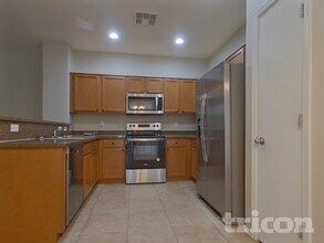 4028 W Pedro Ln, Unit 5907-303 in Phoenix, AZ - Foto de edificio - Building Photo