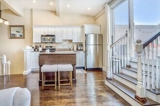 439 W 4th St, Unit 3 in Boston, MA - Building Photo - Building Photo